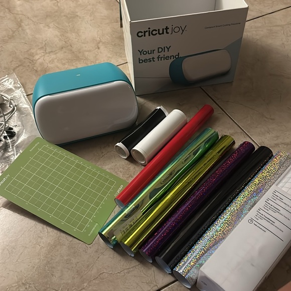 Cricut Joy Cutting Machine bundle! - Picture 5 of 7